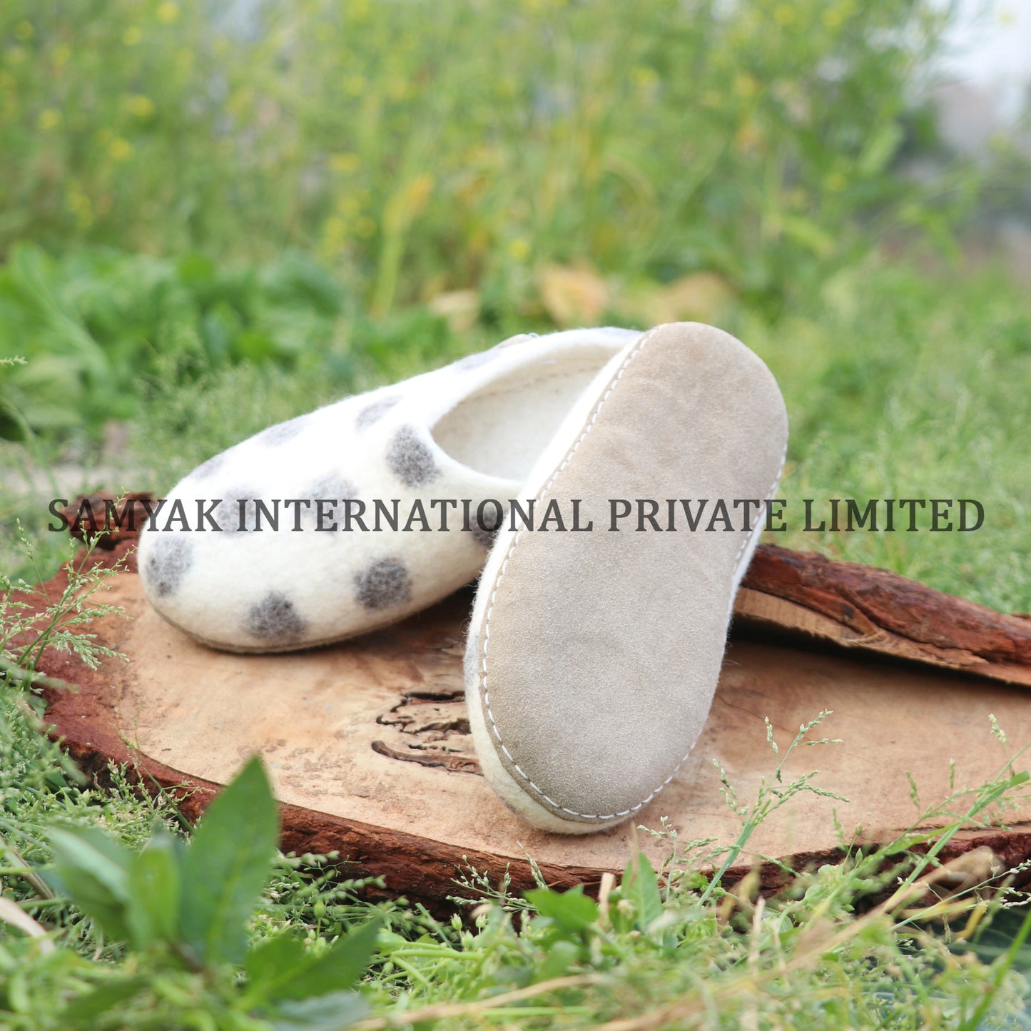 Milk white felt slipper for indoor use