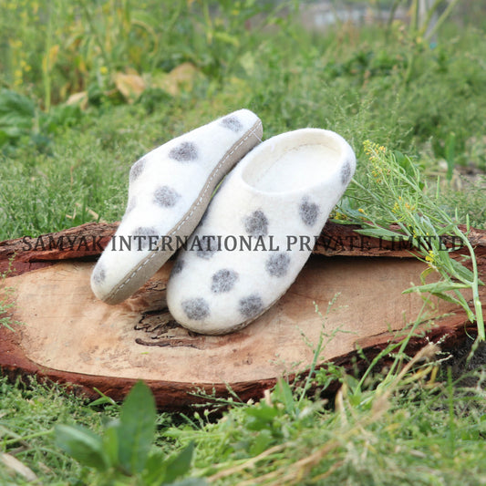 Milk white felt slipper for indoor use